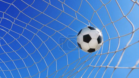  Fußball im Fußballtornetz in einem großen Stadion isoliert bei blauem Himmel. Fußballnetz.