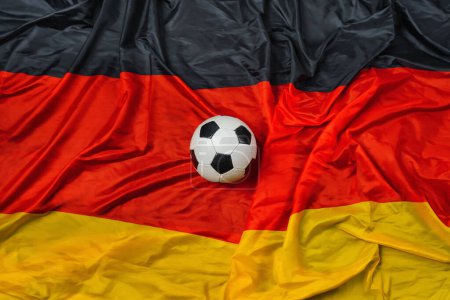 Deutscher Fußball und Fahne mit großem Kopierraum.