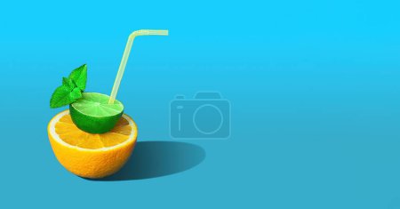 Bandera creativa de una mitad de lima colocada sobre una rebanada de naranja con una hoja de paja y menta, sobre un fondo azul., batido, zumos frescos, bebidas de verano para refrescar.