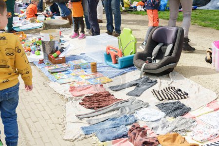 Foto de Mercado de pulgas en el Día del Rey donde la gente vende artículos usados en un parque - Países Bajos, Amsterdam, 27.04.2023 - Imagen libre de derechos