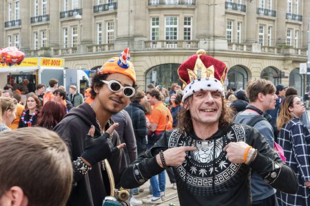 Téléchargez les photos : Portraits de deux hommes au chapeau de roi célébrant la fête du roi. - Pays-Bas, Amsterdam, 27.04.2023 - en image libre de droit