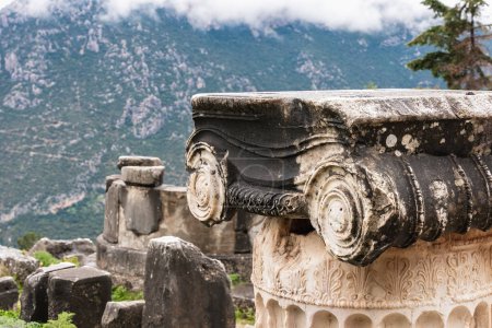 Ruinas del templo griego antiguo en Delphi, Grecia, sitio arqueológico histórico