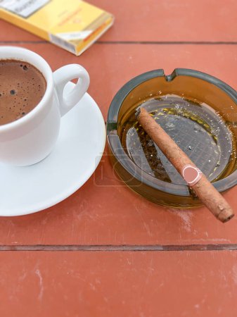 Foto de Café y cigarro, vista superior griego o café turco o espresso y cigarro cubano en la mesa con espacio para copiar - Imagen libre de derechos