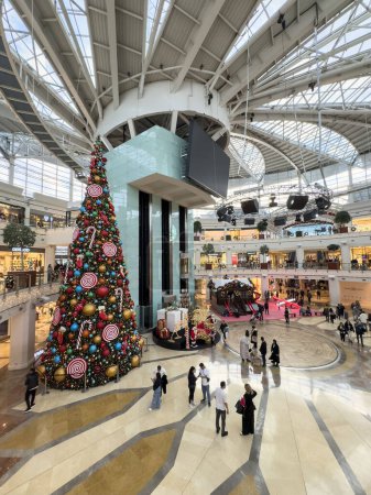 Foto de Istanbul, pavo - dic 12, 2023; Navidad o noel árbol con coloridas decoraciones en Istinye Park centro comercial uno de los centros comerciales populares en Estambul, Turquía. centro comercial decorado para el año nuevo - Imagen libre de derechos