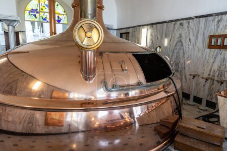 Téléchargez les photos : Réservoirs traditionnels de distillerie de cuivre dans une brasserie de bière. Ligne de production de bière artisanale - en image libre de droit