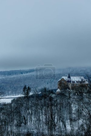 Foto de Casa solitaria se encuentra en una montaña entre el bosque sombrío - Imagen libre de derechos