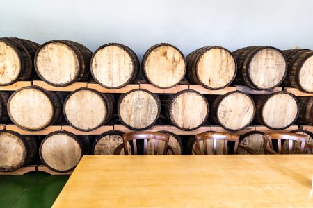 Foto de Barricas de madera con soporte de vino fermentado en interiores - Imagen libre de derechos