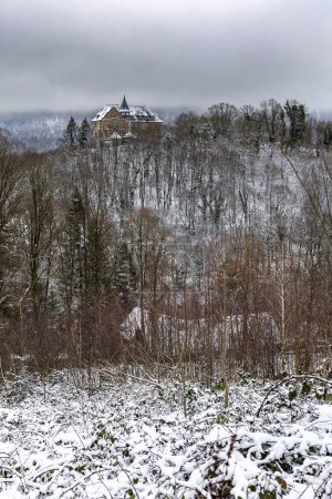 Foto de Casa solitaria se encuentra en una montaña entre el bosque sombrío - Imagen libre de derechos