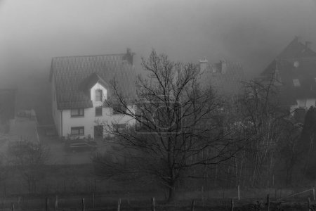 Maisons dans une ancienne ville entourée de brouillard, vue sur le dessus