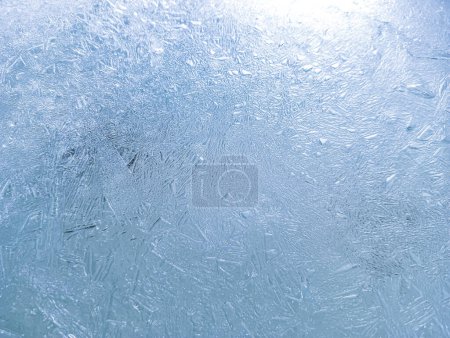 Téléchargez les photos : Texture de glace. eau glacée. bulles d'air dans l'eau. de l'air gelé dans l'eau. Cristaux de glace transparents texture fond fissure. Fond d'hiver. fond abstrait d'hiver. ce texture fond. - en image libre de droit
