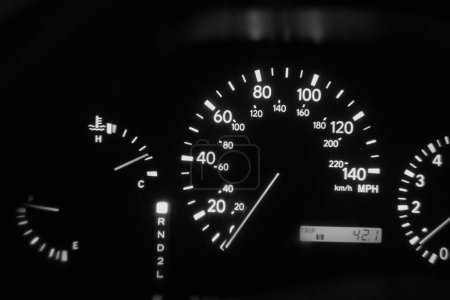Téléchargez les photos : Analog automotive devices. cars from the nineties. arrows on the dashboard. speedometer. tachometer. black and white. - en image libre de droit