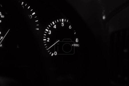 Téléchargez les photos : Analog automotive devices. cars from the nineties. arrows on the dashboard. speedometer. tachometer. black and white. - en image libre de droit