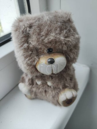 petit ours jouet. figurine ours en peluche.