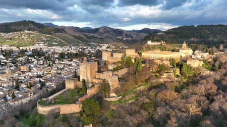 Téléchargez les photos : Images aériennes du palais et de la forteresse de l'Alhambra à Grenade, en Andalousie, en Espagne. - en image libre de droit