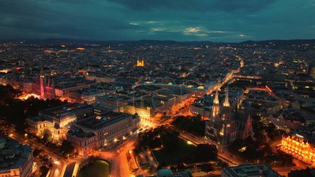 Téléchargez les photos : Vol d'illumination au-dessus du panorama aérien du quartier de Vienne. Autriche - en image libre de droit