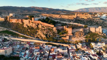Téléchargez les photos : 4k Images aériennes Forteresse musulmane et chrétienne d'Almeria - Alcazaba au coucher du soleil. Costa blanca, Andalousie, Espagne - en image libre de droit