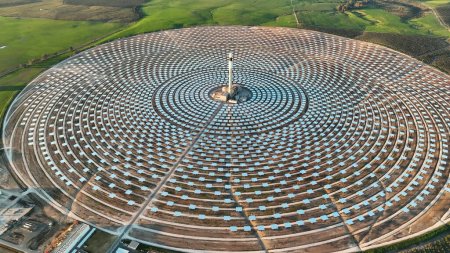 Téléchargez les photos : Vue aérienne de la centrale solaire de Séville, Espagne. Les énergies renouvelables. L'énergie solaire. Énergie verte. - en image libre de droit