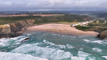 Téléchargez les photos : Vue aérienne de Praia de Odeceixe le long de la rivière Ribeira de Seixe, Odeceixe, Faro, Portugal. - en image libre de droit