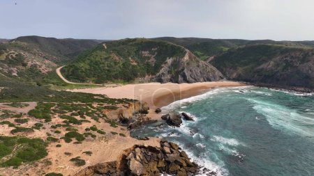 Téléchargez les photos : Vue aérienne des vagues dans l'océan Atlantique à la Carrapateira. montagnes rouges et côte de l'Algarve Travel Europe Portugal - en image libre de droit