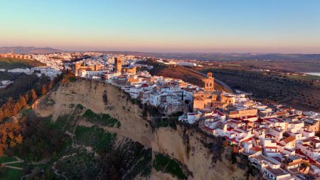 Téléchargez les photos : 4k Vue aérienne d'Arcos de la Frontera, Andalousie au coucher du soleil, Espagne. Célèbres blancos pueblos en Andalousie - en image libre de droit