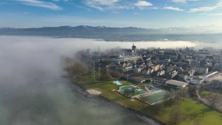 Téléchargez les photos : Vue aérienne d'Arbon, une ville le long du lac de Constance, en Suisse, au coucher du soleil - en image libre de droit