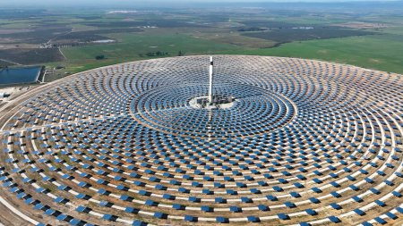 Téléchargez les photos : Vue aérienne de la centrale solaire de Séville, Espagne. Les énergies renouvelables. L'énergie solaire. Énergie verte. - en image libre de droit