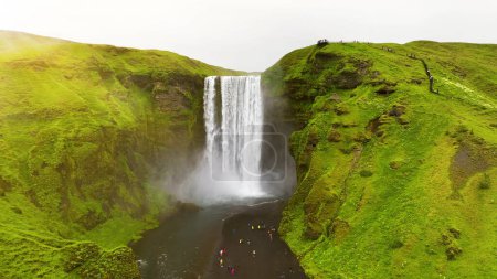 Téléchargez les photos : Vidéo aérienne 4K de la cascade de Skogafoss. L'Islande du Sud. Epic Drone Shot Mountain Waterfall. Plan au ralenti - en image libre de droit
