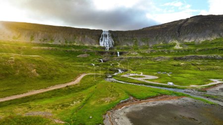 Téléchargez les photos : 4k vue aérienne de l'Islande, belle cascade Dynjandi - en image libre de droit