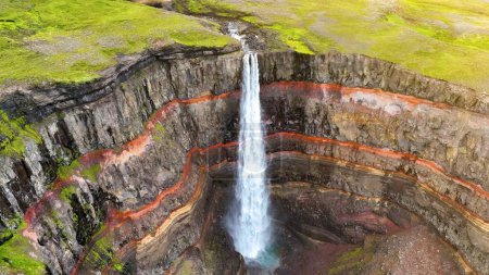 Téléchargez les photos : Vue aérienne de la chute d'eau Hengifoss, chute d'eau épique du mont Shot Drone. Tir au ralenti. Fljotsdalshreppur, Islande. - en image libre de droit