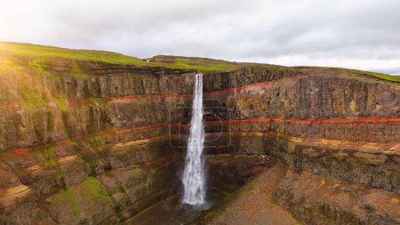 Téléchargez les photos : Vue aérienne de la chute d'eau Hengifoss, chute d'eau épique du mont Shot Drone. Tir au ralenti. Fljotsdalshreppur, Islande. - en image libre de droit