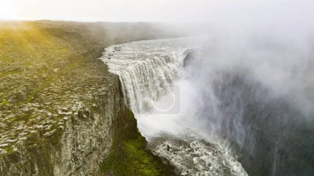 Téléchargez les photos : Vue aérienne de la célèbre cascade Dettifoss La plus grande cascade d'Islande. Eau tombant de la cascade Dettifoss au ralenti. - en image libre de droit