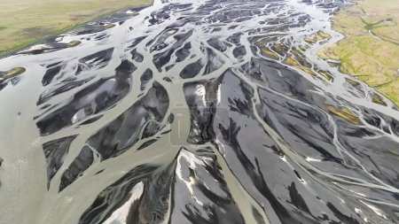Téléchargez les photos : Vue aérienne des schémas des rivières islandaises coulant dans l'océan. Islande Images du drone - en image libre de droit