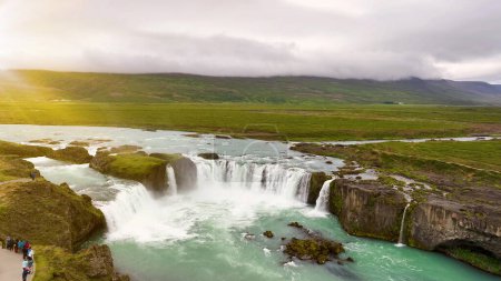 Téléchargez les photos : Vue aérienne de la cascade de Godafoss sur la rivière Skjalfandafljot, Islande. Epic Drone Shot Mountain Waterfall. Plan au ralenti. - en image libre de droit