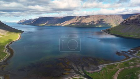 Téléchargez les photos : Vue aérienne de la côte océanique des fjords occidentaux de l'Islande - en image libre de droit