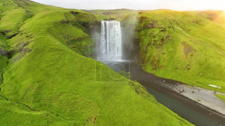 Téléchargez les photos : Vidéo aérienne 4K de la cascade de Skogafoss. L'Islande du Sud. Epic Drone Shot Mountain Waterfall. Plan au ralenti - en image libre de droit