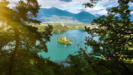 Téléchargez les photos : Images aériennes 4K de vol autour de l'église de pèlerinage de l'Assomption de Maria au-dessus du lac de Bled par une belle journée d'automne avec des nuages. Lac de Bled, Slovénie. - en image libre de droit