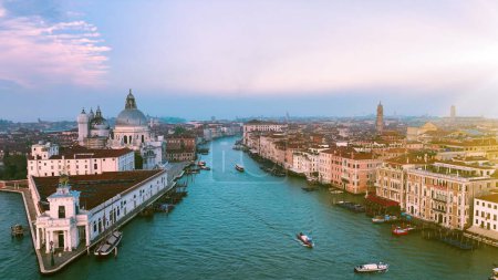 Téléchargez les photos : Venise aérienne italie skyline vue aérienne au lever du soleil ciel coloré. grand canal cathédrale église Venise. Italie - en image libre de droit