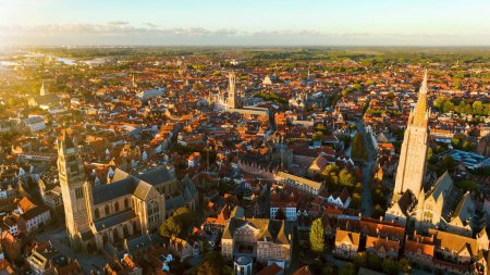 Téléchargez les photos : Aerial of Belfry of Bruges est un clocher médiéval situé dans le centre de Bruges en Belgique. 4k - en image libre de droit