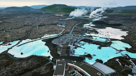 Téléchargez les photos : Vue aérienne du Blue Lagoon Spa, Islande. Voler au-dessus d'une source chaude géothermique. - en image libre de droit