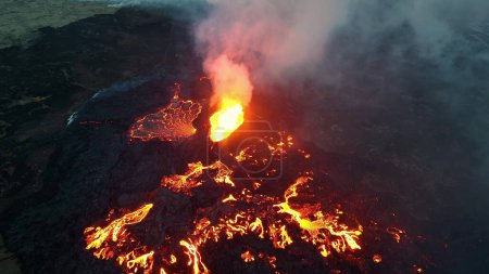 Téléchargez les photos : Drone de Litli-Hrutur Volcano Eruption. Islande, Fagradalsfjall. Vue Aérienne Lava dans Cratère. - en image libre de droit