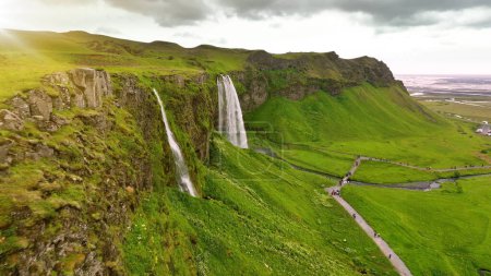 Téléchargez les photos : Vue aérienne de la célèbre cascade Seljalandsfoss en Islande. Epic Drone Shot Mountain Waterfall. Plan au ralenti - en image libre de droit