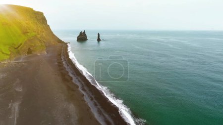 Téléchargez les photos : Vidéo aérienne 4K de Reynisfjara Black Sand Beach et rochers Reynisdrangar en Islande - en image libre de droit