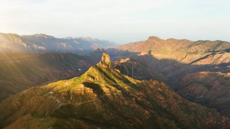 Téléchargez les photos : Vue aérienne par drone du roque nublo. paysage volcanique de Gran Canaria, Îles Canaries Espagne - en image libre de droit