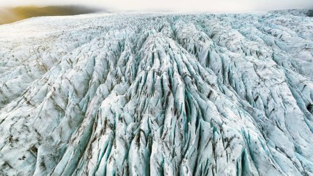 Téléchargez les photos : Vue aérienne du glacier blanc. Epic Drone Shot iceberg dans un parc national en Islande. - en image libre de droit