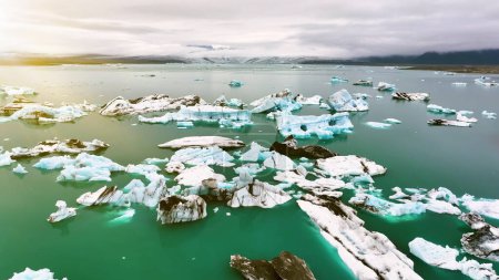 Téléchargez les photos : Vue aérienne des icebergs flottant dans la lagune de Jokulsarlon, Changement climatique. Islande - en image libre de droit
