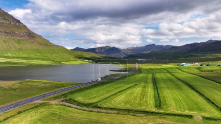 Téléchargez les photos : Vue Aérienne Du Pic Verdoyant De La Montagne Kirkjufell Est Attractions Populaires En Islande, Voyage D'été En Islande Au Coucher Du Soleil - en image libre de droit