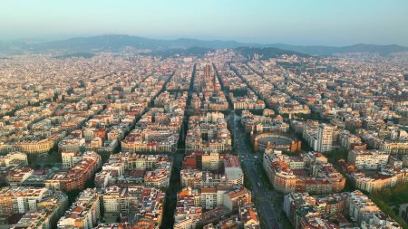 Téléchargez les photos : Temple Expiatori La Sagrada Familia à Barcelone, Catalogne, Espagne. Voler autour du chef-d'œuvre architectural de Gaudi - en image libre de droit