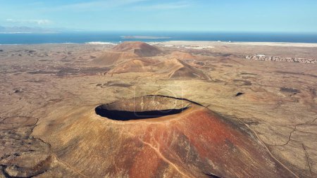 Téléchargez les photos : Vue aérienne sur le cratère de Caldero Hondo. Fuerteventura, Espagne. Volcans del Bayuyo - en image libre de droit