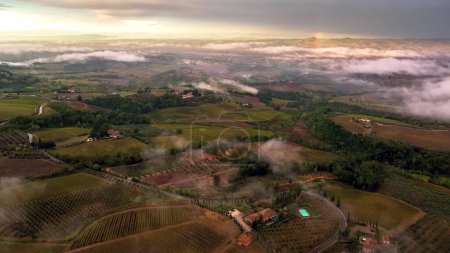 Téléchargez les photos : Vue aérienne du paysage rural Toscane, vidéo de voyage sur les fermes - en image libre de droit