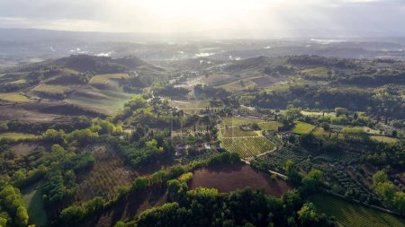 Téléchargez les photos : Vue aérienne du paysage rural Toscane, vidéo de voyage sur les fermes - en image libre de droit